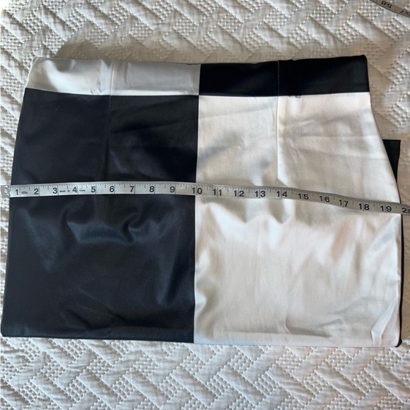 Black and White Sleeveless Dress - Picture 6 of 8